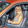 Rosi Fiederling aus Helmstadt interessierte sich für den neuen Sportwagen.