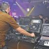 An den Reglern: Wenn ein DJ in einem Club auflegt, muss er keine Lizenzzahlungen an die GEMA entrichten – wohl aber der Diskothekenbetreiber, der ihn gebucht hat. Ab April 2013 sollen die Gebühren um ein Vielfaches steigen. Unser Bild entstand bei einer „Aftershow-Party“ im Marktheidenfelder „Lichtspielhaus“ während der Laurenzi-Messe.
