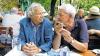 „Genießen heißt eben sich aufhalten“: Gerhard Polt und Eckhard Henscheid im Biergarten des Münchner Augustinerkellers.