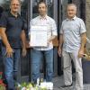 (–ein)   Bei der Hochrein+Hantschel GmbH hat Stefan Hollmann Arbeitsjubiläum gefeiert. Er ist dort seit 25 Jahren beschäftigt, heute in der Abteilung Serie. Dazu gratulierten Otto Hantschel (links) und Edgar Hochrein (rechts).