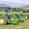 Grüne Power vor der Kulisse der Gleichberge: Bei einer Landtechnikvorführung in Irmelshausen wurde dem Publikum neue Traktoren samt deren Arbeitsgeräte präsentiert.