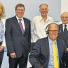 Testhörer: Bürgermeister Bruno Altrichter, Pfarrer Bernold Rauch sowie Pfarrer Udo Molinari begrüßten die Inhaber Annette und Andreas Trabert (links) mit ihrem Team in den neuen Räumlichkeiten und prüften gleich ihr Gehör bei Sabine Heusinger (rechts).