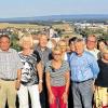 (ela)   16 ehemalige Schüler der Volksschule Dettelbach trafen sich mit ihren Lehrern aus der 1. Klasse, Walter Roßdeutscher, und aus der 8. Klasse, Lorenz Rüttinger, in Dettelbach zum Klassentreffen. Mittlerweile sind die Damen und Herren 65 Jahre alt. Gefeiert wurde unter anderem an der Herz-Jesu-Schützhütte, von der aus man diesen herrlichen Blick auf Dettelbach hat. Im Bild (von links): Edeltraud Bemmerl, Harald Graßl, Georg Hartmann, Gudrun Fackelmann, Franz Spannheimer, Edeltraud Frebert, Annemarie Meyer, Christine Reinfelder, Ludwig Voll, Kurt Tausch, Christiane Popp, Edeltraud Beaume, Reinhold Klessen, Barbara Hock und Elmar Zeh.