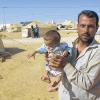 Geflohen aus Aleppo: Baschar mit seinem kleinen Sohn, der noch keine drei Monate alt ist.