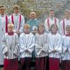 (gmv)   Die Pfarrei St. Stephanus freut sich über sechs neue Ministranten, die im Gottesdienst durch Pfarrer Kleinhenz aufgenommen wurden. Nun sind in Randersacker derzeit über 50 Ministranten im Dienst. Im Bild: die neuen Ministranten (von links) Jonas Dekant, Sebastian Röder, Leonie Schmitt, Johanna Rauch, Ferdinand Rauch; es fehlt Michelle Weihrauch.