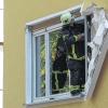 (mjs)   Eine Verpuffung im Badezimmer hat am Montagvormittag ein Haus in der Galgenleite beschädigt. Dabei ist unter anderem ein Fenster aus der Verankerung gerissen sowie ein Teil der Außendämmung abgesprengt worden. Wie die Polizei mitteilte, flog außerdem eine Zimmertür aus dem Rahmen; die gesamte Wohnung wurde verschmutzt. Die 66-jährige Bewohnerin blieb unverletzt. Die Polizei vermutet, dass sich beim Erhitzen von Alkohol Dämpfe gebildet haben, die für die Verpuffung verantwortlich waren. Zunächst hatten die Einsatzkräfte eine Gasexplosion befürchtet und daher die umliegenden Häuser evakuiert. Auch die Kinder eines benachbarten Kindergartens wurden auf einen einen ungeplanten Ausflug geschickt. Nach einer halben Stunde und der Belüftung des Gebäudes gab die Polizei Entwarnung. Wie Anwohner berichteten, waren sie durch einen lauten Knall aufgeschreckt worden. Einige hatten aus Sorge vor austretendem Gas ihre Fenster geschlossen. Die Polizei schätzt den Schaden auf 10 000 Euro.