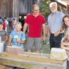 Beim Museumsfest: Steinmetz Dieter Randolt (links) und Vereinsvorsitzender Edgar Berthold schauten den werkelnden Kindern zu.