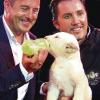 Eine Flasche vom Paten: Schauspieler Heino Ferch (links) ist jetzt der „Onkel“ von Löwenmädchen Ocean. Tierlehrer Martin Lacey beaufsichtigt bei Krone den Löwennachwuchs.
