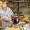 Techniker und Erzähltalent: Gerd Ott mit einer Sachs-Kältemaschine.