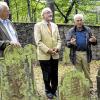 Andächtig: Regierungspräsident Paul Beinhofer (Mitte) besuchte den jüdischen Friedhof von Karbach und lauschte gemeinsam mit Marktheidenfelds Alt-Bürgermeister Leonhard Scherg (links) den Ausführungen von Bürgermeister Kurt Kneipp.