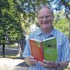 Das 60. Buch: Roland Breitenbach präsentiert es an ungewöhnlicher Stelle – am Jungfernkuss, dem Turm an der Stadtmauer im Alten Friedhof.