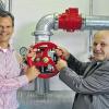 Wasser marsch: Werksleiter Henrik Teichmann (links) und Zweiter Bürgermeister Manfred Stamm nahmen die neue Löschwasserversorgung auf dem Braun-Gelände in Betrieb. Entnommen aus den „Zwillingstürmen“ (Bild in der Mitte), die zusammen 3600 Kubikmeter Wasser fassen, spritzten danach die ersten Liter in die Luft (Bild ganz oben).
