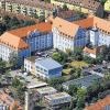 Filetstück: Die wohl wertvollste Immobilie des Landkreis ist sein blaues Amtsgebäude im Frauenland. Das Luftbild zeigt die Rückseite. Zu den weiteren Besitztümern gehören die Main-Klinik, Schulen, Seniorenheime, Äcker und über 300 Kilometer Straßen.