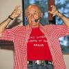 (kneg)   Am Freitag, 21. September, um 20 Uhr betritt der bekannte fränkische Kabarettist Klaus-Karl Kraus die Bühnenbretter im SVM-Sportheim. Seit mehr als 30 Jahren ist er als Kabarettist, Autor, Musiker und Moderator in Funk und Fernsehen präsent. Unter anderem wurde er bereits mit dem „Frankenwürfel“ für sein Schaffen ausgezeichnet. In seinem Kabarettprogramm „Heimspiel – das Fußballkabarett in 2 mal Halbzeiten“ rückt er unter anderem der beinahe wichtigsten Nebensache der Welt mit Witz und Ironie auf den Pelz.  Karten gibt es unter,  (0 93 82) 31 74 40 oder  (0176) 10 74 30 26.