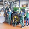 Leistungsstark: Der Traktor wird beim Traktorpulling am Sonntag den Bremswagen ziehen. Das Zürn-Team bereitet ihn darauf vor.