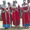 Prächtiger Schmuck: In ihrer traditionellen Tracht kamen die Massai zum Gottesdienst nach Malambo.