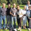 (bam)   Der Audi quattro Cup zählt zu den größten Turnierserien für Amateur-Golfer der Welt. In seiner 22. Auflage finden seit April bundesweit fast 200 Qualifikationsturniere statt – nun auch beim GC Bad Kissingen. Die Gewinner der Nettowertung nehmen am Deutschlandfinale auf der 5-Sterne-Superior-Golfanlage am Scharmützelsee nahe Berlin teil. Elvira und Johannes Brand, Mutter und Sohn, freuten sich deshalb besonders über ihren Sieg. Vielleicht gelingt den beiden dort die Qualifikation für das Weltfinale im Winter in Südafrika. Ergebnisse, Netto: 1. Elvira Brand/Johannes Brand 45 Punkte, 2. Waltraut Hassa/Klaus Hassa 43, 3. Elisabeth Höchemer/Harald Höchemer 42; Brutto: 1. Joachim Reese/Sebastian Reese 28; Longest Drive, Frauen Ingrid Baum; Männer: Sebastian Reese; Nearest to the Pin, Frauen: Christina Geis 485 cm zur Fahne; Männer: Bernhard Schneider (alle GC Bad Kissingen) 72 cm. Von links: Jochen Reese, Sebastian Reese, Bernhard Schneider, Thomas Mahlmeister (Autohaus Gelder&Sorg), Klaus Hassa, Waltraut Hassa, Ingrid Baum, Harald Höchemer, Elisabeth Höchemer, Elvira Brand, Johannes Brand.