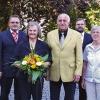 Abschied bei der Genobank: (von links) die Vorstandsassistenten Tobias Herzog und Rüdiger Seufert, Angela Würll und ihr Mann Günther, der Leiter der Abteilung Rechnungswesen/Zahlungsverkehr, Ralf Weipert, Christa Mangold vom Betriebsrat und Bankvorstand Markus Merz.