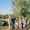 (ode)   Der Skulpturen- und Freizeitpark an der Mainlände wächst allmählich. Zum Sommerfest des Kulturhistorischen Kreises (KHK) Dettelbach am 16. September spendete die Gartenbaumschule Pfister eine 20-jährige Winterlinde. Anlass: das 90-jährige Firmenjubiläum, das Familie Pfister am 15. und 16. September mit einem Tag der offenen Tür feiert. Beim Angießen des gepflanzten Baumes halfen (von links) Eckhard Wienhold (KHK), Juniorchef Christian Pfister, Seniorchef Alfred Pfister, Heinz Damovsky (Planer des Parks) und die vier Enkel des Seniorchefs.