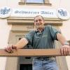 Gerüstet für die Mammutfeier: Wirt Bernhard Oßner vom Schwarzen Adler.