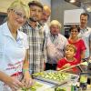 (reg)   Anlässlich des Zwiebelmarktes in Bad Königshofen wurde auch in Großeibstadt bei „Der Küchenladen – Möbel Weigand“ einiges geboten: Siemens-Kochberaterin Kerstin Schrickel zeigte in der Vorführküche Beispiele aus der leichten Sommerküche, dazu gehört auch schnell zubereitetes Fingerfood. Hier entstehen gerade Zucchiniröllchen mit Frischkäse, die in kurzer Zeit fertig sind und jedes Sommerbuffet bereichern. Alle zubereiteten Köstlichkeiten durften gleich von den Zuschauern probiert werden, hier interessieren sich auch Juniorchef Jens Weigand und Seniorchef Helmut Weigand für die schmackhaften Gerichte.