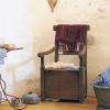 Bitte Platz nehmen: Toilettenstuhl, Sitzbadewanne und Waschschüssel demonstrieren in der Baderstube der Kirchenburg Aschfeld längst überholte Möglichkeiten, sich zu reinigen oder aber sich zu erleichtern.