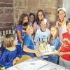 (mk)   In Windeseile ausgebucht waren die beiden von der vhs Marktheidenfeld in der Alten Schmiede im Rahmen des Ferienprogramms angebotenen Töpferkurse unter fachkundiger Anleitung von Kirsten Zieher-Knahn. Insgesamt nahmen 20 Kinder an den beiden Kursen teil. Beim Kneten, Rollen und Formen des Tons erlernten die Kinder spielerisch die Grundtechniken des Töpferns. Konzentriert gingen sie zu Werke und ließen ihrer Kreativität freien Lauf. Es entstanden diverse kunstvolle Schatzdosen und Schmuckkästchen, die von den Kindern, wenn diese im Ofen gebrannt sind, abgeholt werden können. Wer nicht bis zu den nächsten Sommerferien warten möchte, kann im neuen vhs-Programm einen Töpferkurs mit Zieher-Knahn belegen. Auch steht sie mit ihrer mobilen Töpferei für die Gestaltung von Kindergeburtstagen zur Verfügung. Rückfragen unter  (0 93 94) 99 55 34.