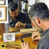 Konzentriert: Bernd Hieke bei der Arbeit in seiner Werkstatt in Ebersberg in Sachsen.