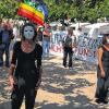Antikriegstag Wichtermann-Platz: Ein friedliches Wechselspiel zeigten Astrid Dürig (rechts) und Babs Günther von der Theatergruppe Bianco e Nero. Der Veranstaltung am Weltfriedenstag wohnten knapp 100 Teilnehmer bei.