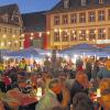 Schoppenpfetzen mit Atmosphäre: Beim fünften Weinfest der Flaak-Winzer wurde der Karlstadter Marktplatz von grünen Reben umrahmt.