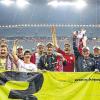 (hl)   Kein Dorf-, aber ein Fußballfest durften zehn Schonunger am Sonntag in der Münchner Allianzarena feiern. Als „Trostpflaster“ für das gegen Bad Wiessee verloren gegangene Dorffest-Finale hatte der FC Bayern (Präsident Uli Hoeneß ist Bürger von Bad Wiessee) die drei übrigen Halbfinalisten zum Heimspiel seines Clubs gegen den VfB Stuttgart eingeladen. Das Aufstehen am frühen Sonntagmorgen sollte sich lohnen: Mit dem Original FC-Bayern-Bus ging's für die Hauptakteure der Dorffest-Spiele nach München, eingesammelt wurden auch noch Vertreter aus Weidenbach und Plankstetten. Dann gab's ein Treffen mit Münchens Verteidiger Diego Contento auf dem „heiligen Rasen“ und schließlich die große Fußball-Party. Die Schonunger Fans, mit Schals und Trikots ganz auf Bayern München getrimmt, durften sich über sechs blitzsaubere Tore des FCB freuen. Unser Bild zeigt die Unterfranken mit Initiator Georg Brückner (Vierter von rechts) jubelnd schon vor dem Spiel in München.