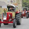 Traktorenparade: Alte Schlepper fahren beim Festzug durch die Stadt. Schlepperfreunde aus nah und fern sind zum Treffen nach Grünsfeld gekommen.
