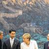 Deutsch-chinesische Regierungskonsultationen: Bundeskanzlerin Angela Merkel und Chinas Ministerpräsident Wen Jiabao (rechts) unterhalten sich in der Großen Halle des Volkes in Peking mit Bundesaußenminister Guido Westerwelle (links) und Bundeswirtschaftsminister Philipp Rösler.