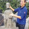 In guten Händen befindet sich der Kopf vom Heiligen Josef: Die Statue mit dem Kind steht in Bad Neustadt Jahnstraße/Ecke Hedwig-Fichtel-Straße auf einem kleinen Rasenplatz. Zwischenzeitlich wurde sie zum dritten Mal umgefahren und beschädigt. Jetzt wird Jens Vey sein ganzes steinbildhauerisches Können einsetzen, um dem Heiligen Josef wieder einen Kopf zu geben.