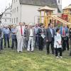 Vorbildlicher Einsatz der Bürger: Minister Alexander Bonde (Fünfter von rechts), Bürgermeister Thomas Maertens (rechts) und Dr. Martina Klärle von der Klärle GmbH (Zweite von rechts) auf dem neuen Kommunikations- und Spielplatz in Heckfeld.