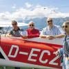 Zur ersehnten Alpentour starteten fünf Piloten der Fluggruppe Hermann Köhl aus Hettstadt. Michael Schäfenacker, Matthias Goldstein, Michael Wagner, Christian Zirkelbach und Thomas Reiter hatten den Ausflug geplant. Die Flugwetterdienste hatten gutes Flugwetter für die Alpen mit  30 bis 40 Kilometer Sicht vorausgesagt und so starteten die Piloten mit zwei Cessnas 172 in Hettstadt. Der Flug ging zunächst nach Deggendorf. Dort erklärte Fluglehrer Hans Springer die Besonderheiten des Gebirgsflugs: Das Wetter beobachten und keine Scheu vor den Bergen haben. Gleitschirmflieger können überall und teils in Schwärmen auftauchen, so der Fluglehrer weiter. Bei Starts- und Landungen auf höher gelegenen Flugplätzen müssen die Piloten der geringeren Luftdichte Rechnung tragen. Das heißt zum Beispiel, dass die Startstrecke länger werden kann. Damit jeder der fünf Piloten einen Abschnitt in den Alpen fliegen konnte, wurden zwei Flugplätze angeflogen: Von Deggendorf ging es nach St. Johann in Österreich, nach einem Pilotenwechsel  dann weiter nach Zell am See und von dort wieder zurück nach Deggendorf. Das Bild zeigt die Truppe in St. Johann (von links): Matthias Goldstein, Hans Springer, Michael Wagner, Michael Schäfenacker und Thomas Reiter. Christian Zirkelbach fehlt.
