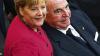 Seltenes Beisammensein: Bundeskanzlerin Angela Merkel und ihr Amtsvorgänger Helmut Kohl warten am 17. Juli 2011 in der Commerzbank-Arena in Frankfurt auf den Beginn des Finales der Frauen-Fußball-WM.
