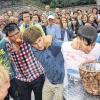 Zu spät dran: Als die Schonunger Truppe bei der Spaßstaffel mit ihren Äpfeln im Mund am Korb ankam, hatten die Kontrahenten in Bad Wiessee diese bereits abgelegt. 0:2 – und aus der Traum vom Bayern 3-Dorffest 2012. Spaß gemacht hat's dennoch allen Beteiligten.