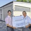 Großprojekt geplant: Bruno Stumpf, der Vorsitzende der Turngemeinde Würzburg-Heidingsfeld (rechts), und Schatzmeister Alexander Dietz begutachten den Standort der geplanten Dreifachsporthalle, die hier nach dem Abriss des Multifunktionsgebäudes entsteht.FRANZ NICKEL