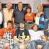 (agä)   Zum Abschluss des Komödie „Achtung Deutsch“ in der Theaterbühne Karlstadt besuchte Autor Stefan Vögel (hintere Reihe, Dritter von links) aus Vorarlberg die vorletzte Aufführung in Karlstadt. Er war im Internet auf das Theater in der Gerbergasse aufmerksam geworden und kontaktierte die Vorsitzende Barbara Hubrich. Vögel war begeistert von der Inszenierung und den Leistungen der Darsteller. Der Autor hat mittlerweile einen zweiten Teil von „Achtung Deutsch“ geschrieben und lud das Karlstadter Ensemble zum Gegenbesuch zur Premiere in Österreich ein.