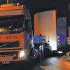Alles glatt gelaufen: Ein Schwertransporter mit Sockelteilen für ein Windrad passiert nachts den Kreisverkehr an der neuen Marktheidenfelder Mainbrücke. Der Konvoi wird begleitet vom Remlinger Norbert Wehr, der sich diese Aufgabe zum Beruf gemacht hat.