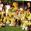 Erinnerungsfoto mit einem Uhu: beim Abschluss des Besuches der Kindergartenkinder in der Hasselberger Greifvogel-Aufzuchtstation.