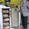 Runde Sache: Firmengründer Heinz Manz vor dem ersten Manz-Backofen aus dem Jahr 1962.