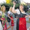 Umgezogen: Traditionsgemäß wird beim Weinfest in einem Umzug zum Festzelt marschiert. Im Bild auch die Weigenheimer Weinprinzessin, Tanja I. (winkend) und Weinbauvereins-Chef Klaus Markert.SUSANNE HOLZMANN