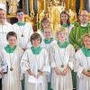 (kneg)   Ein Generationenwechsel steht den Mönchstockheimer Ministranten ins Haus. Im Rahmen der heiligen Messe verabschiedete Pfarrer Andreas Engert mit Oberministrant Oliver Grimme, Luisa Streit, Christoph Barth, Anna Nüßlein und Fabian Orth verdiente Kräfte. Fünf diesjährige Kommunionkinder treten in deren Fußstapfen. Zum Auftakt überbrachten die Kinder jeweils eine Sonnenblume. „So wie sich diese der Sonne zuwenden, so wenden sich Ministranten Gott zu“, beschrieb Pfarrer Engert die neue Aufgabe anschaulich. Im Anschluss verlasen die Kinder Fürbitten. Im Bild von links (hintere Reihe): Christian Zinner (Kirchenpfleger), Oliver Grimme, Anna Nüßlein, Luisa Streit und Pfarrer Andreas Engert. Vorne von links die Neuministranten Lukas Gimperlein, Nico Brendler, Jana Nüßlein, Leon Hörr und Luis Bördlein. Im Bild fehlen Fabian Orth und Christoph Barth.