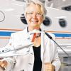 Einsatzbereit: Bundesforschungsministerin Annette Schavan (CDU) hält ein Modell des Höhenforschungsflugzeugs HALO im Deutschen Zentrum für Luft- und Raumfahrt (DLR) in Oberpfaffenhofen in der Hand.