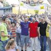 So sehen Sieger aus: Schonungens „Vorturner“ Stefan Rottmann, Thomas Rösch, Georg Brückner und Frank Korn (von links mit Banner) und ihre 500 Mitspieler.