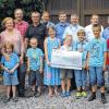 (woh)   Die „Elf Weisen Hasen“ übergaben beim Sommerfest Spenden an die Kindergärten und die Pfarrei St. Kilian. Über einen Scheck von jeweils 1000 Euro freuten sich der städtische Kindergarten, der evangelische Kindergarten am Rödersgraben, der katholische Kindergarten St. Josef und der katholische Kindergarten St. Barbara. Einen Scheck über 2000 Euro bekam die Pfarrei St. Kilian. Von links: die Familien Grimmer und Krines, Präsident Martin Eck, Johannes und Klaus Grümpel, Georg Diem, Franziska Eck, Vorsitzender Sebastian Sahlender, Jakob Eck, Schirmherr und Stadtpfarrer Stephan Eschenbacher, Elias und Aaron Krapf, Kassier August Büttner, Ehrenvorsitzender Gerd Rein, Felix Grümpel.