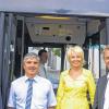 „Geburtstags“-Bild: Zu Ehren des Jubiläums des Verkehrsverbunds Großraum Nürnberg präsentieren sich vor dem Infomobil (von links) Rolf Frimberger (Linienmanager des OVF), Jürgen Haasler (Geschäftsführer des VGN), Landrätin Tamara Bischof und Kitzingens Oberbürgermeister Siegfried Müller.