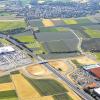 Neue Einkaufsmöglichkeiten: Ikea baut bis 2014 an der B 19 ein großes Fachmarktzentrum „Homepark“. Dahinter in Richtung Estenfeld weist die Stadt Würzburg neue Gewerbeflächen aus. Rechts: Media-Markt, Praktiker und Hornbach.
